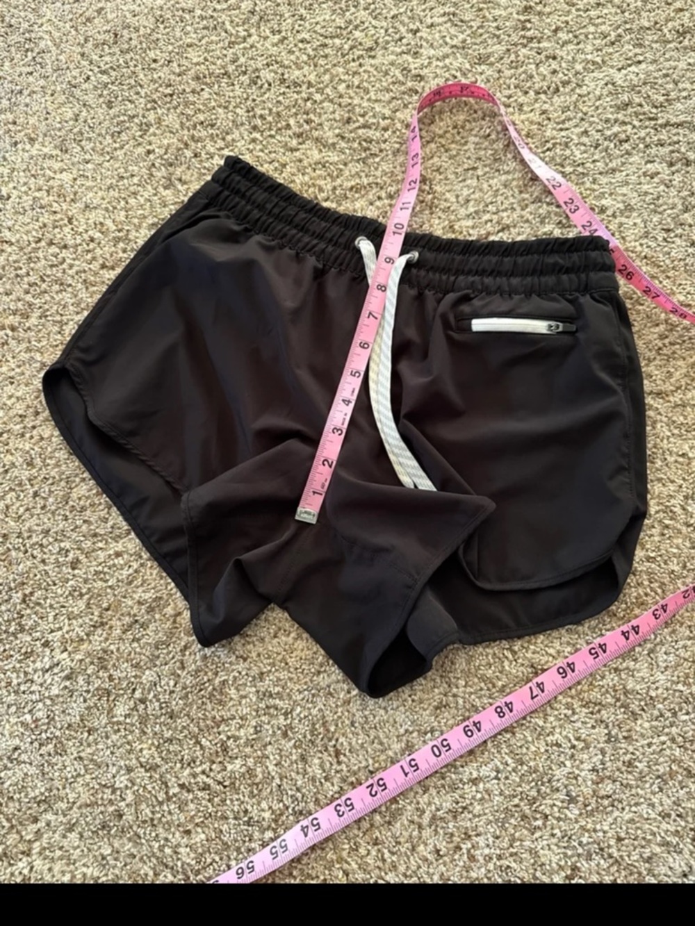Vuori Clementine 2.0 Short 4" in Black 
size Medium - Picture 12 of 12